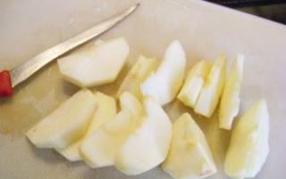 Утренний смузи из яблок, орехов и корицы